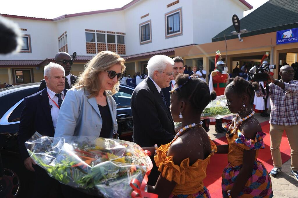 O Presidente Mattarella visita a Comunidade de Sant'Egidio em Abidjan: 
